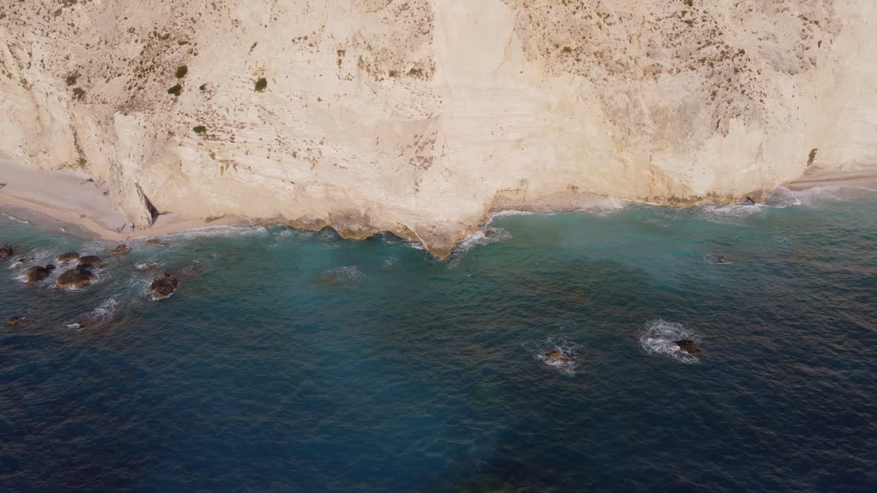 sección del acantilado y playas solitarias de porto katsiki en la isla jónica de lefkada, grecia