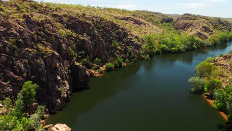 vista aérea del largo paisaje acuático dentro del parque nacional litchfield en el territorio del norte, australia