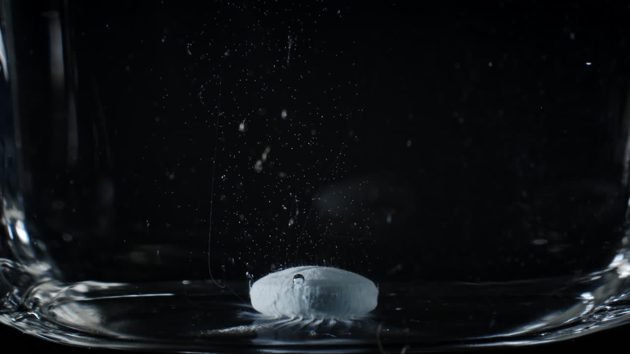 위와 창자에서 분해되는 약물 캡슐처럼 물에 용해되는 파란 약 캡슐의 시간 경과