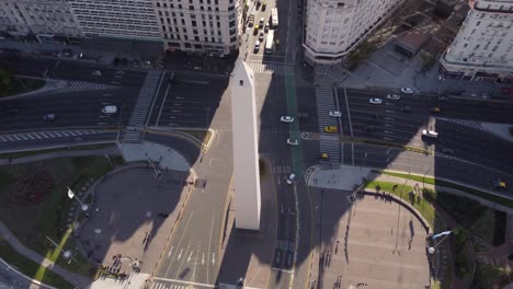 toma de órbita aérea del famoso obelisco de buenos aires rodeado de carreteras concurridas