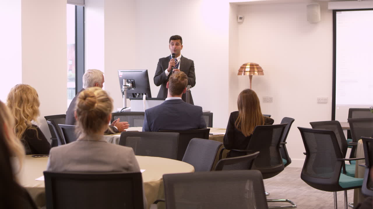 컨퍼런스에서 프레젠테이션을 하는 사업가 r3d에 대한 촬영