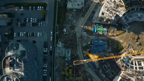 vista aérea del sitio de construcción urbana y del estacionamiento