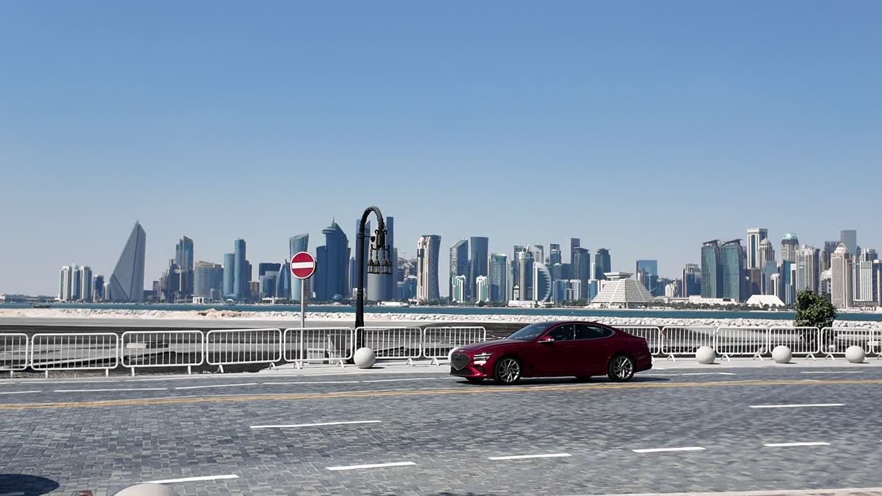 Dohas skyline og utsikt over kystveien