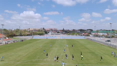 Fußballspiel-Am-Mittag-In-Der-Stadt-Netivot,-Israel