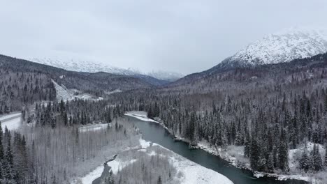 Die-Drohne-Entfernt-Sich-Langsam-Vom-Alaska-River
