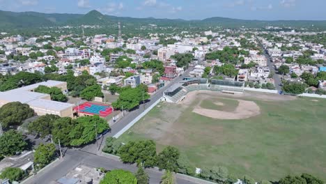 Toma-Aérea-Del-Asentamiento-En-La-Ciudad-De-Bani-En-La-Provincia-De-Peravia,-República-Dominicana.