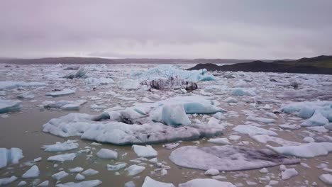 Überflug-über-Eine-Riesige-Gletscherlagune-Voller-Schwimmender-Eisberge-In-Island