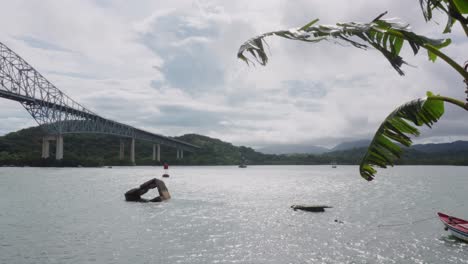 Puente-De-Las-Americas-Sobre-El-Famoso-Canal-De-Panama,-Entrada-Del-Pacifico