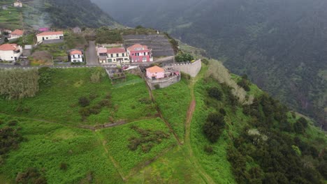 Szenen-Mit-Blick-Auf-Ribeira-Da-Janela-Im-Frühling