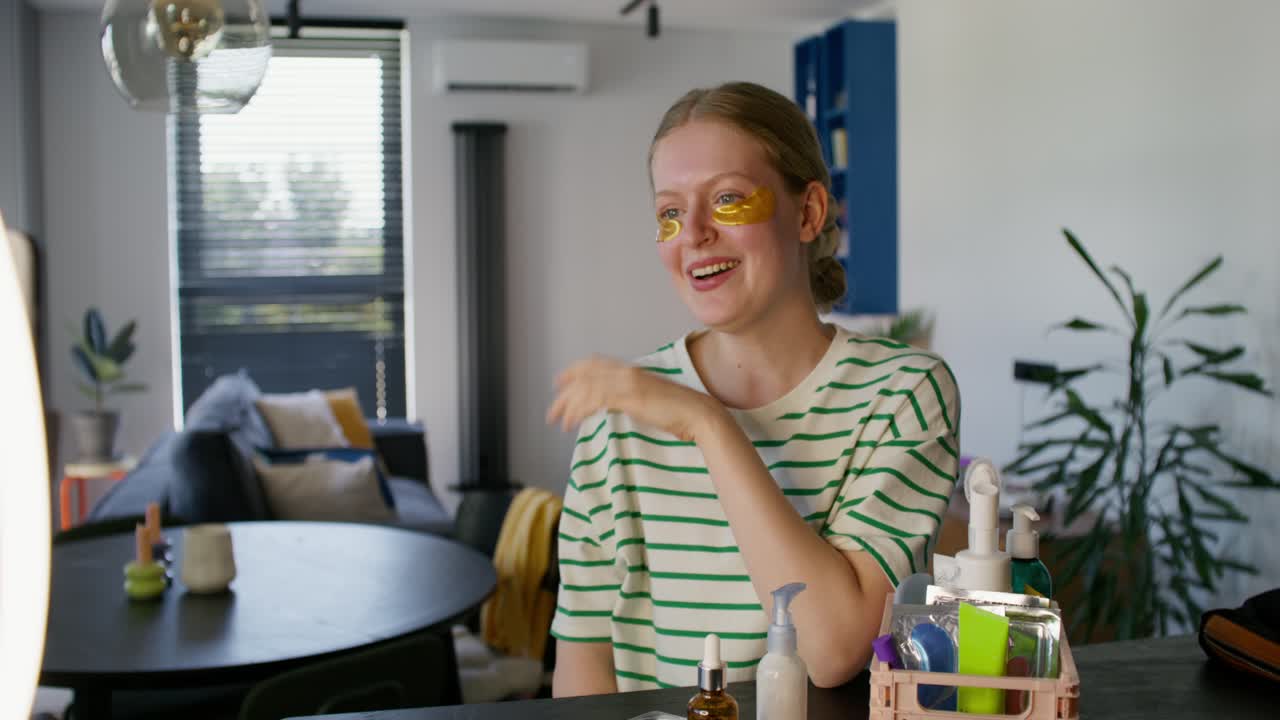 mujer aplicando parches de oro en los ojos