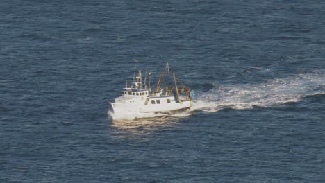 barco de pesca de arrastre de popa en el mar azul, mediterráneo, ángulo alto