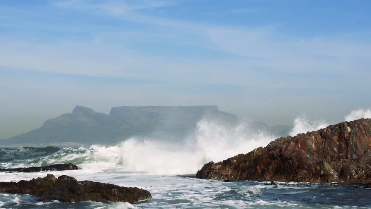 평온하고 바람이 없는 아침에 테이블 베이 건너편에서 테이블 산