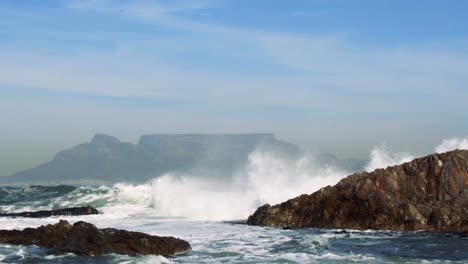 montaña de la mesa desde el otro lado de la bahía de la mesa en una mañana tranquila y sin viento
