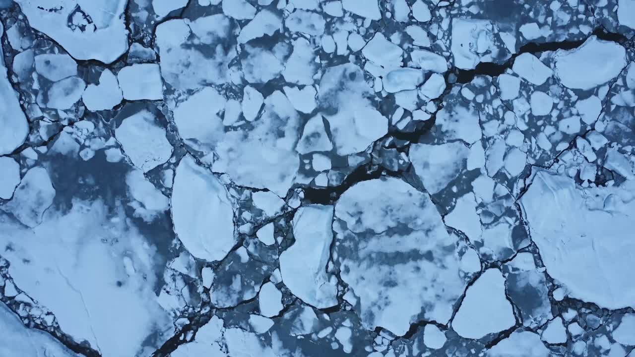 Pezzi di ghiaccio galleggianti nell'acqua di mare in una giornata invernale