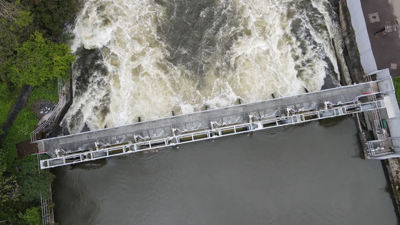 henley on thames 영국 위어와 마쉬 락 상승 오버헤드 드론 영상 4k