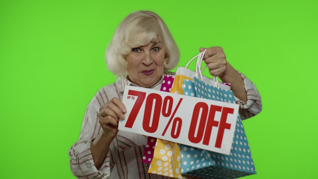 abuela con bolsas de compras que muestran hasta un 70 por ciento de descuento. compras en línea con precios bajos