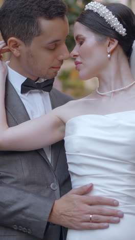 una pareja enamorada en su día de bodas.