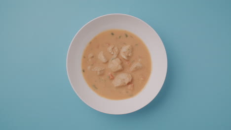 sopa de pollo en un cuenco blanco