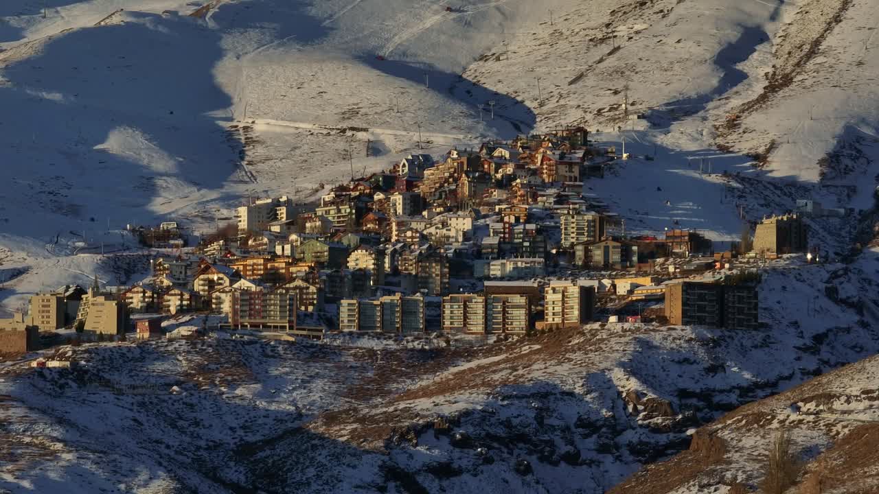 일몰 동안 안데스 산맥 내 엘 콜로라도 스키 리조트의 공중 궤도 샷