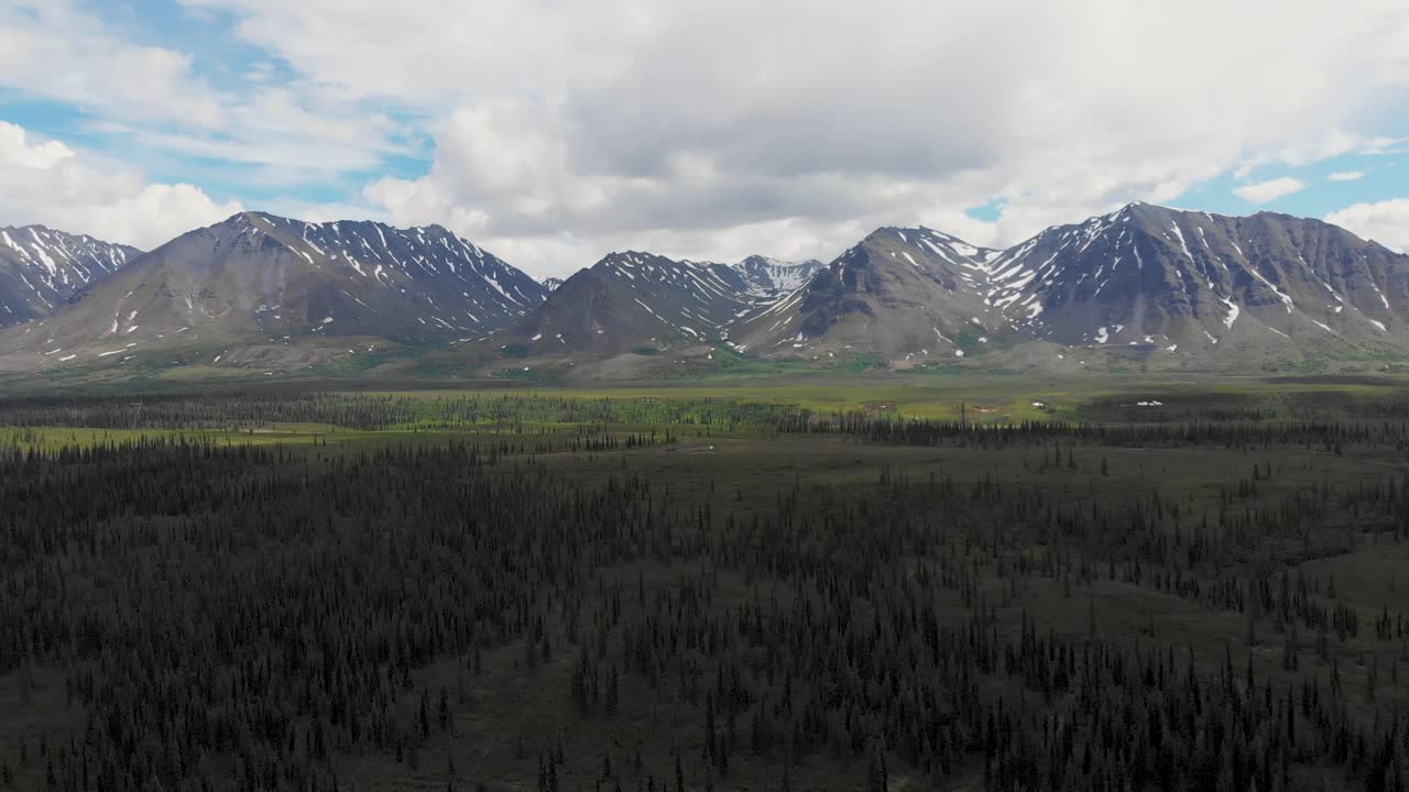 video de drones de 4k de picos de montaña y arroyo de granito cerca del parque nacional denali en alaska en un día soleado de verano