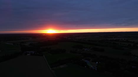 Espectacular-Cielo-Naranja-Dorado-Al-Atardecer-En-El-Horizonte-Con-Vistas-Al-Paisaje-De-Silueta