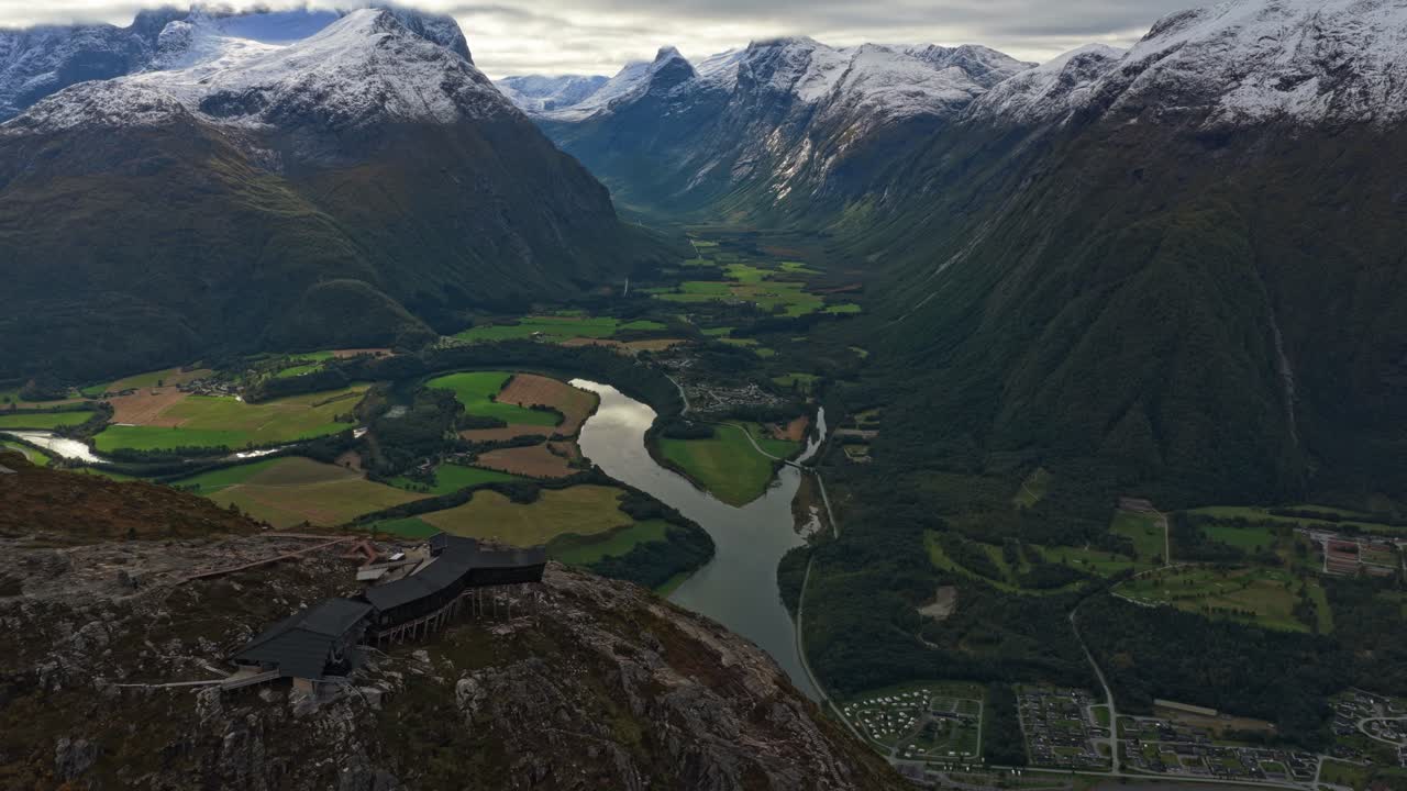 Betagende fugleperspektiv af Rampestreken-toppen over Åndalsnes-fjorden