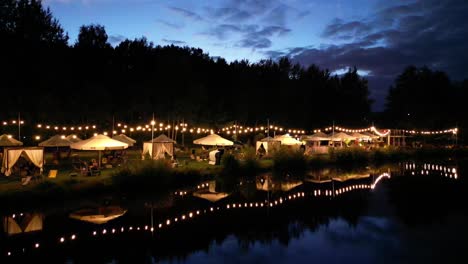 Bar-Del-Lago-Al-Atardecer-Con-Reflejo-De-Agua-En-Katowice