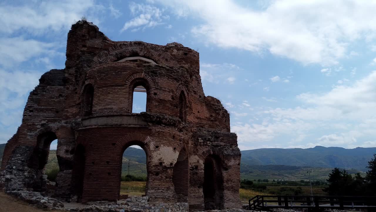 하늘에 구름이 움직이는 오래된 폐허가 된 교회의 모션랩스