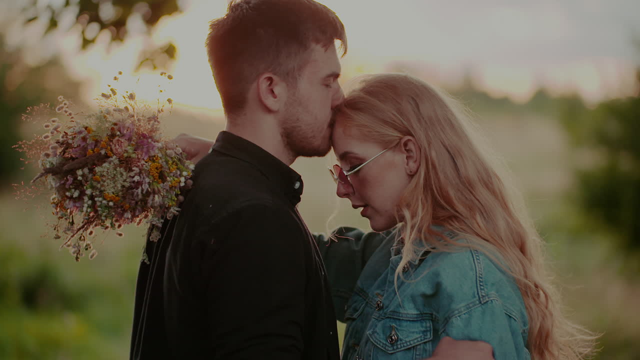 joven guapo apoyando a la mujer 4