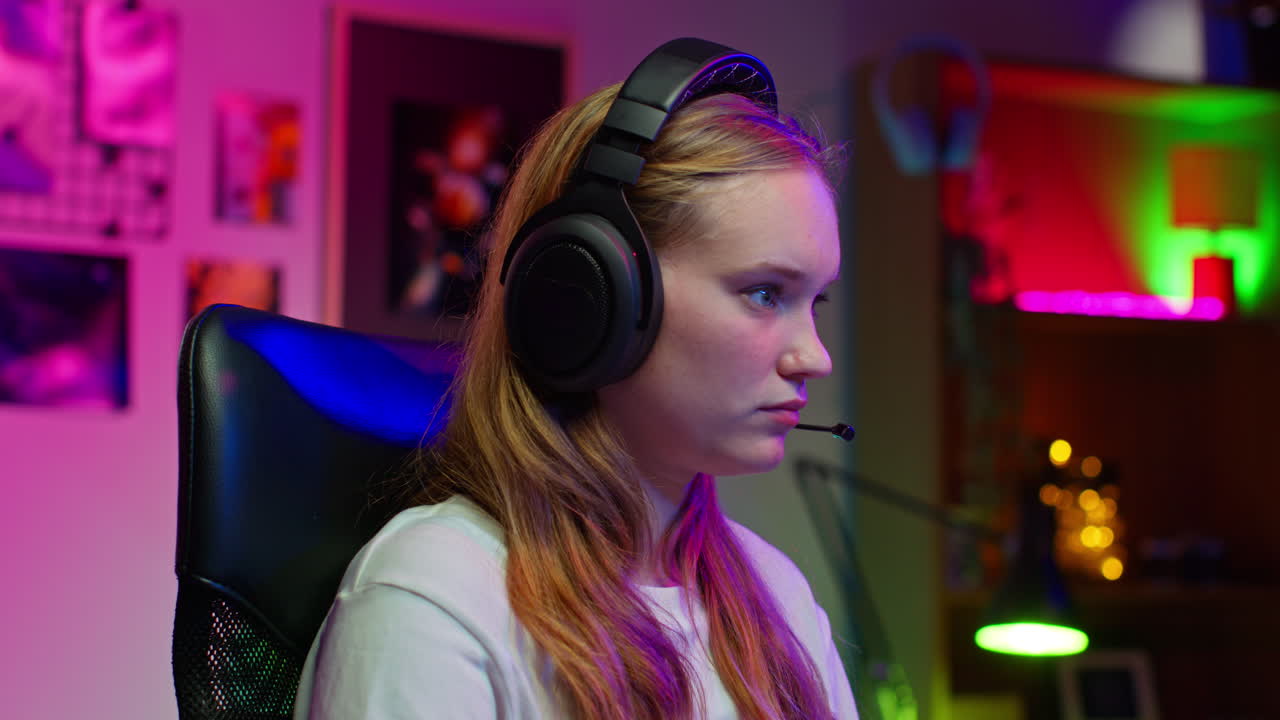 mujer jugando en su computadora