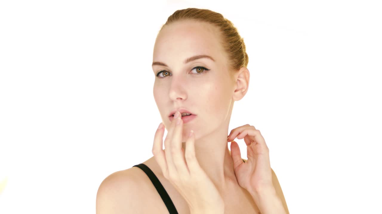 hermosa modelo rubia sexy toca suavemente su cara