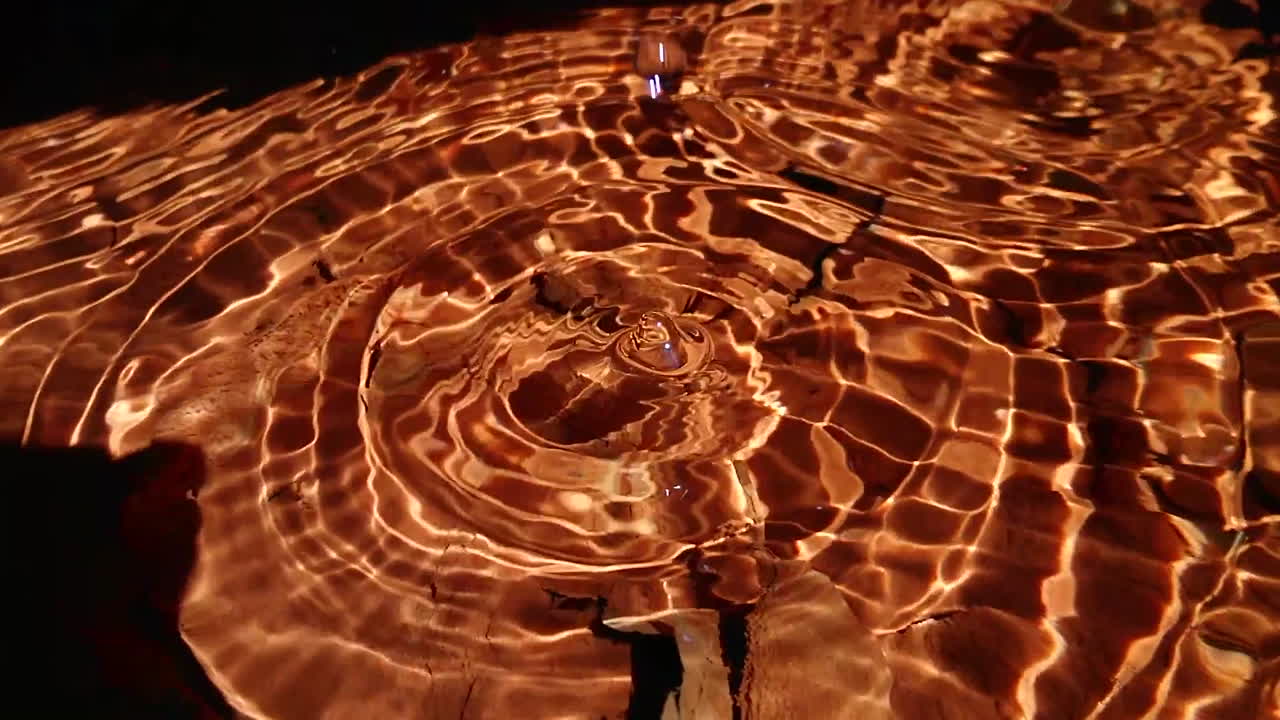 동굴 웅덩이 방울을 떨어뜨리고