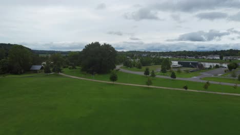 Vuelo-De-Drones-Sobre-Un-Campo-De-Fútbol-Vacío-En-El-Parque-Liberty-Cerca-Del-Río-Cumberland-En-Clarksville,-Tennessee