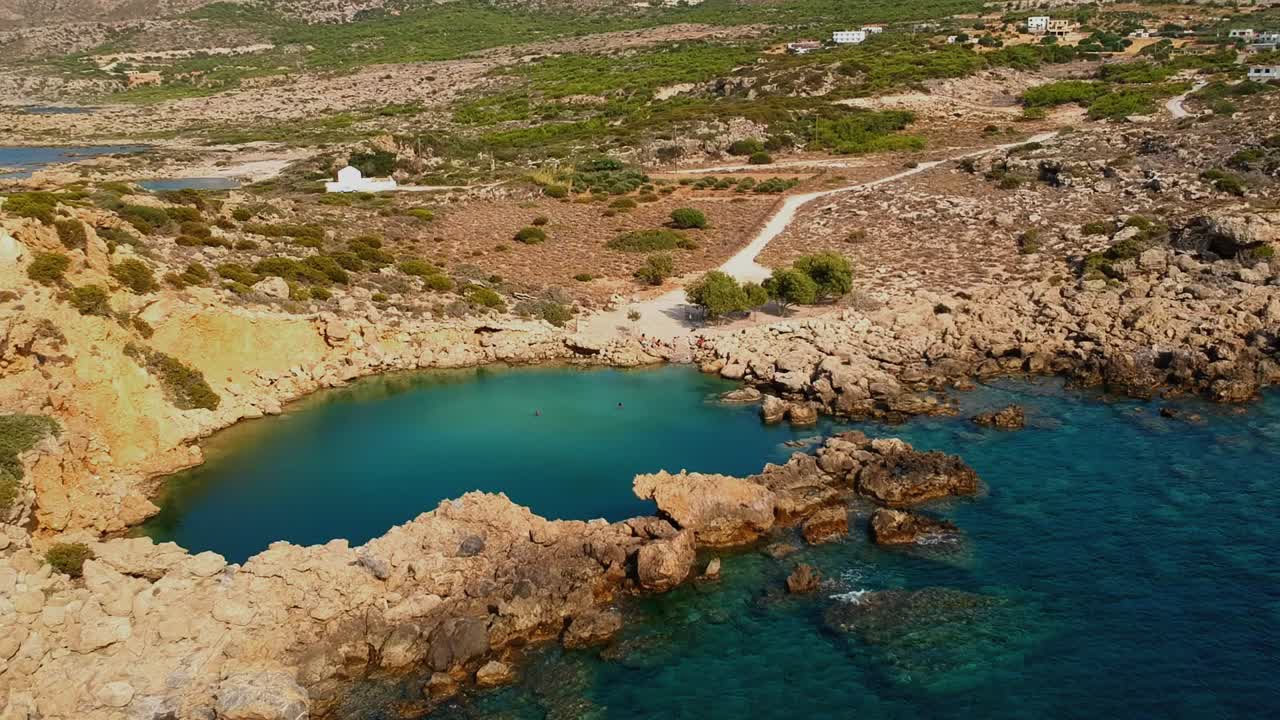 Riprese aeree di Voulolimni, una suggestiva laguna naturale simile a un lago, una delle piscine naturali di acqua salata più belle della Grecia.