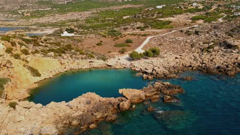 Imágenes-Aéreas-De-Voulolimni,-Una-Pintoresca-Laguna-Natural-Similar-A-Un-Lago-Que-Es-Una-De-Las-Mejores-Piscinas-Naturales-De-Agua-Salada-De-Grecia