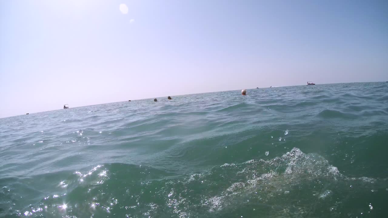 personas nadando en el océano