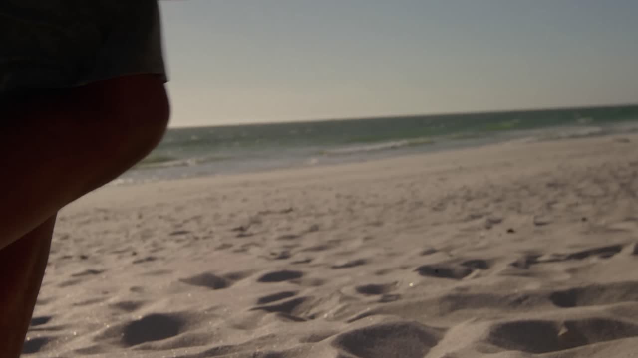 pareja brindando botellas de cerveza en la playa 4k