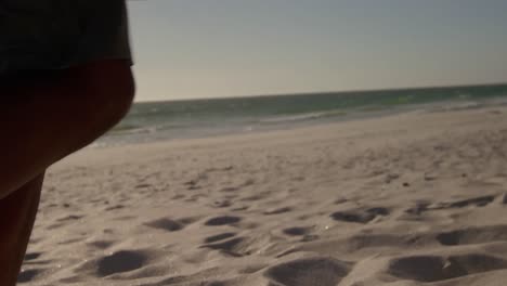 Couple-toasting-beer-bottles-on-the-beach-4k