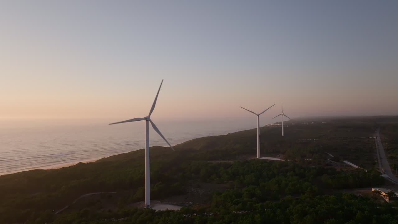 해가 지는 해안 풍력 발전소