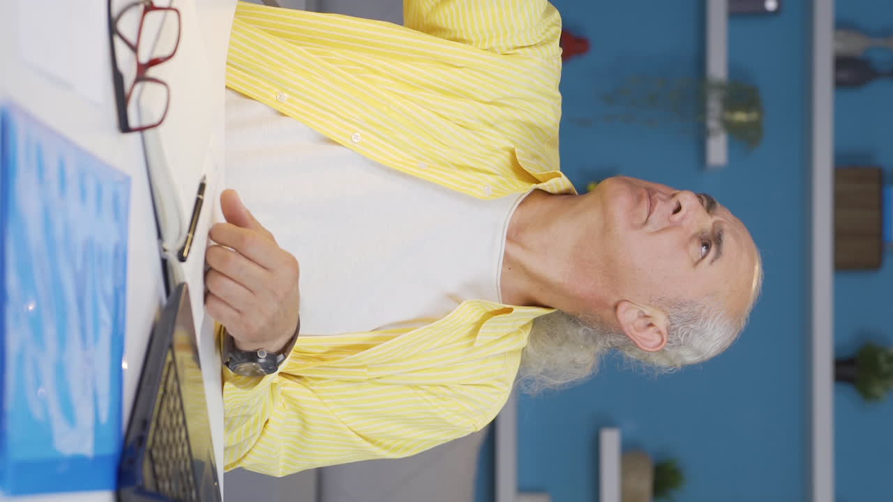 홈 오피스 근로자의 수직 비디오 노인이 전화로 문제와 스트레스를 받고 있습니다.