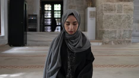 mujer musulmana orando en la mezquita