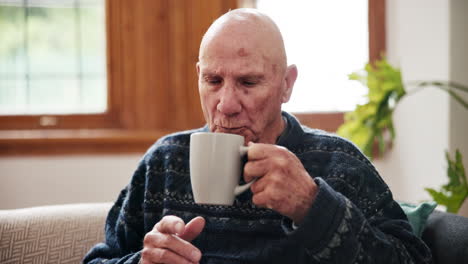 Denken,-Kaffee-Und-älterer-Mann-Entspannen-Sich-Auf-Einem-Sofa