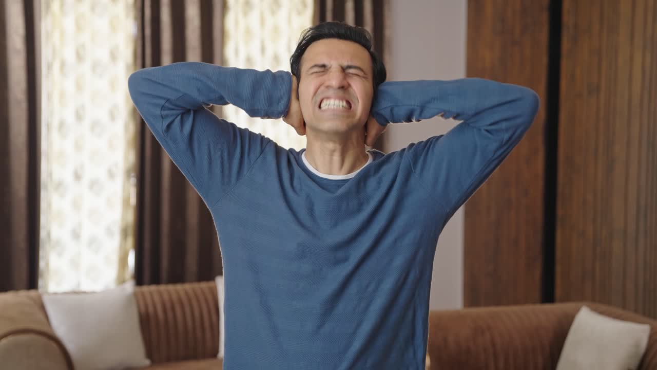 hombre indio frustrado gritando y gritando