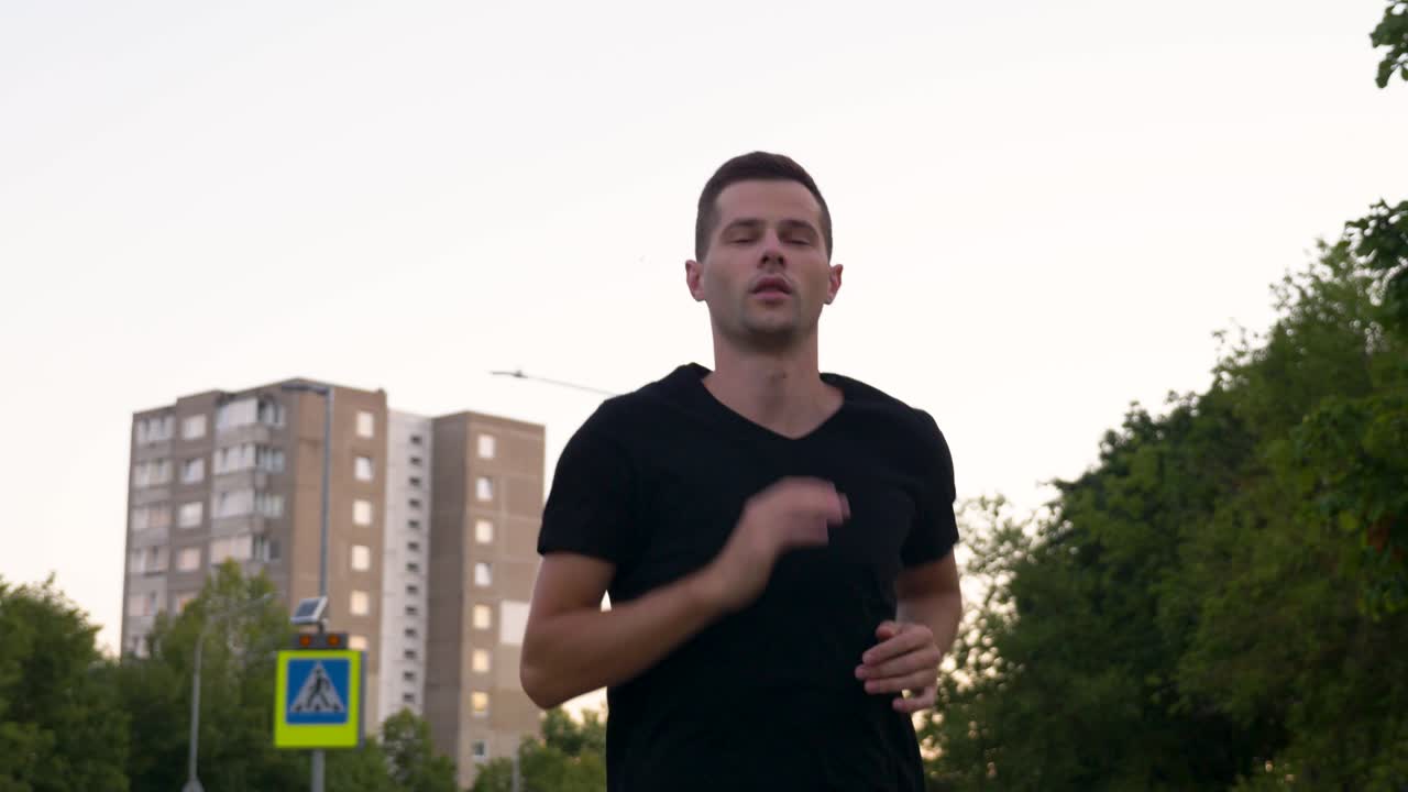 primer plano de un joven hombre corriendo