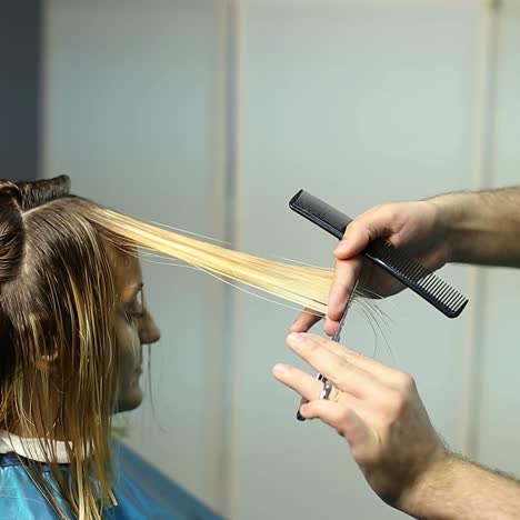 cortar el cabello en un salón de belleza