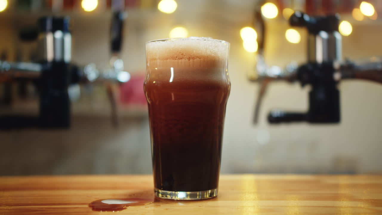 Bir Bar Tezgahı Üzerinde Stout Birasının Yakın Çekimi