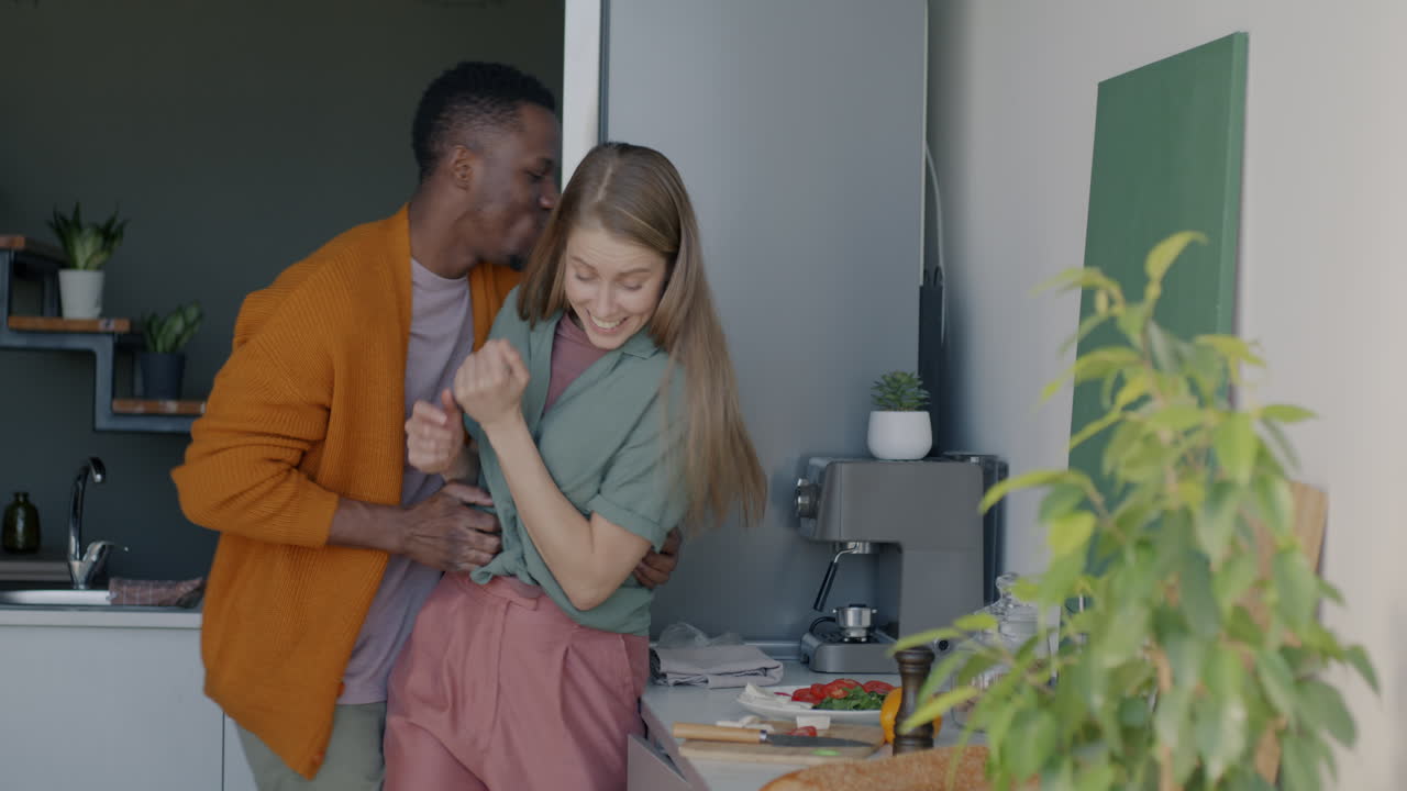 Couple heureux profitant de son temps dans la cuisine