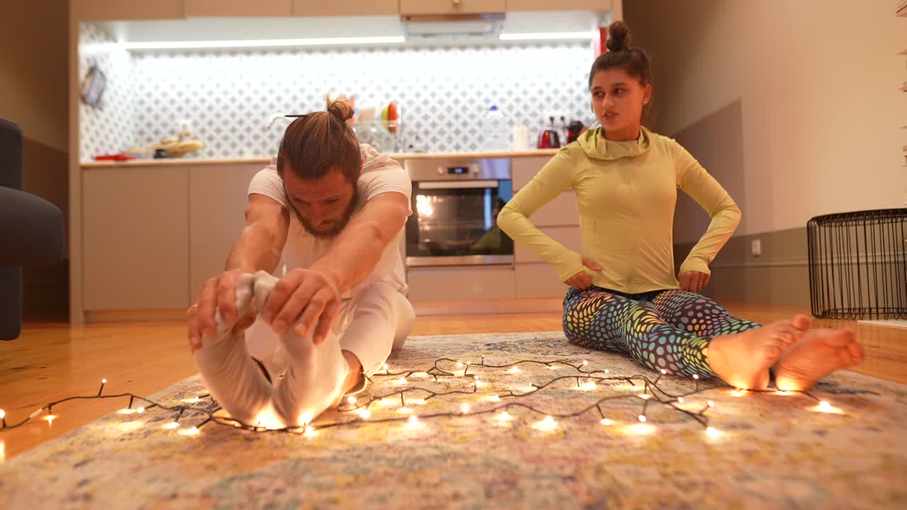 пара растягивается дома