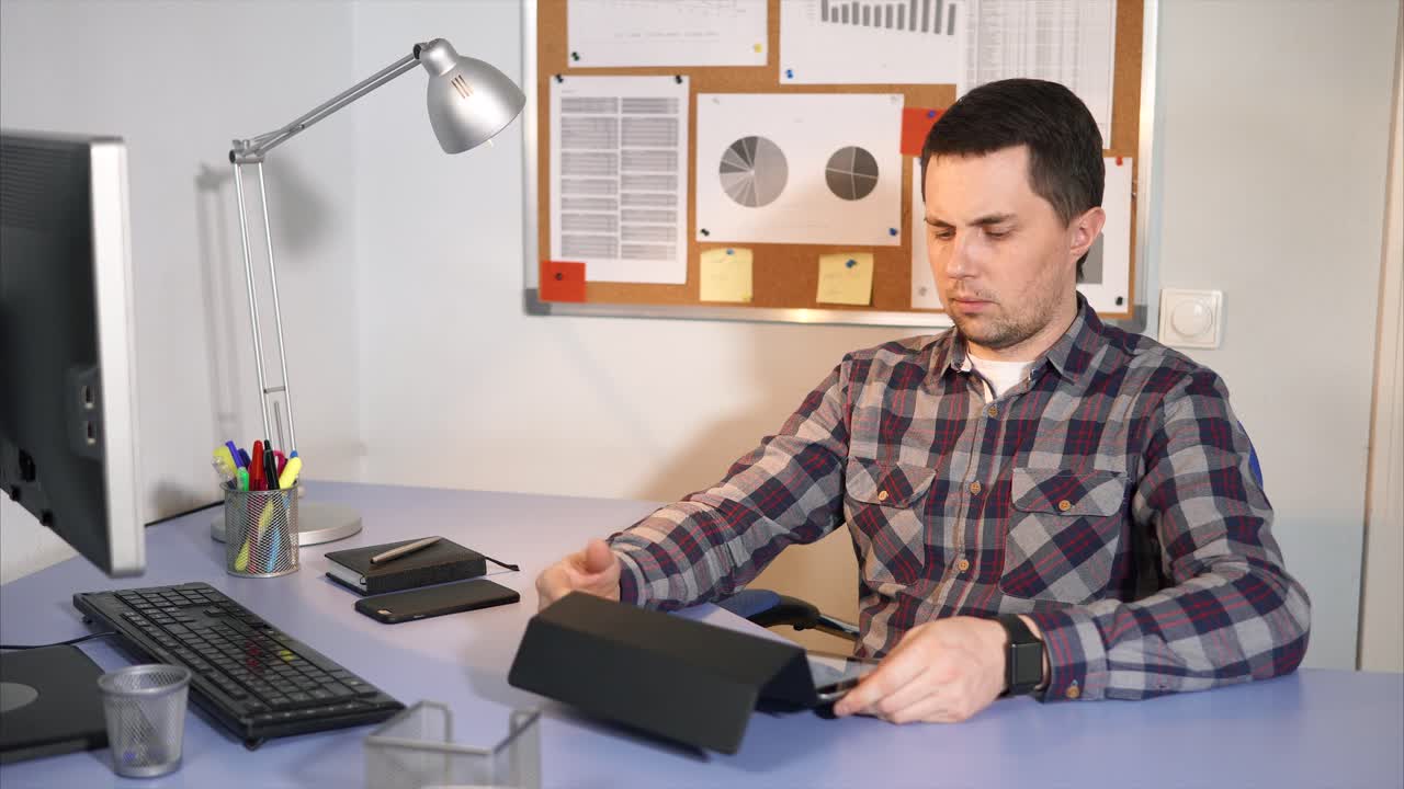 trabajador de oficina estresado