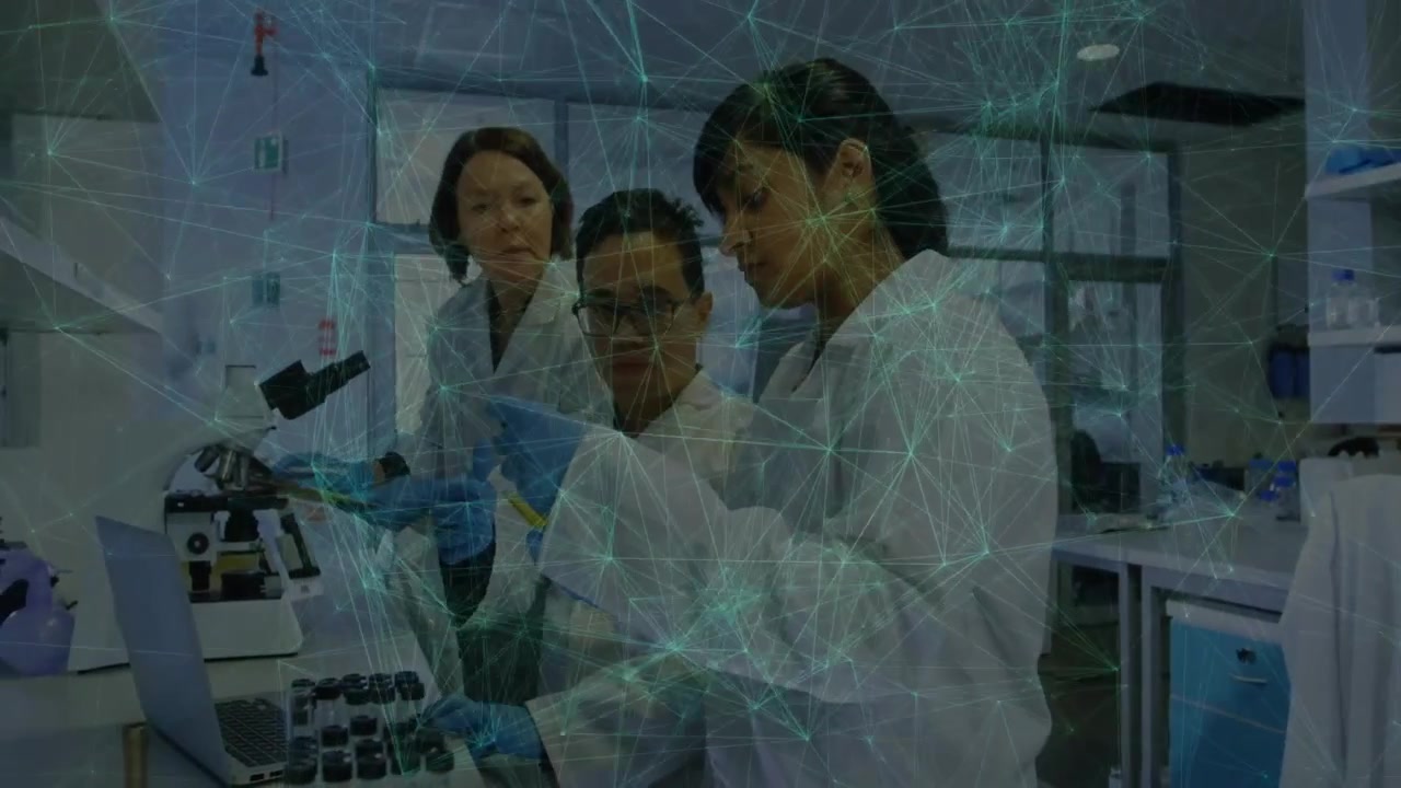 Equipo de laboratorio observando a un científico señalando una pipeta tomando muestras y viendo un gráfico animado que guía el análisis.